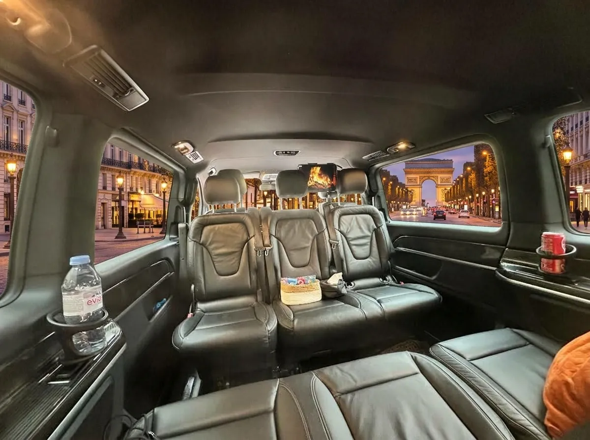 Intérieur cuir Mercedes EQV 300, configuration VIP vue Champs-Élysées